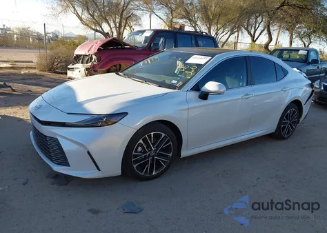 2025 Toyota Camry Xle z USA, uszkodzony, nr VIN 4T1DAACK2SU051010